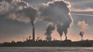 Fabriker som släpper ut luftföroreningar ur sina skorstenar.