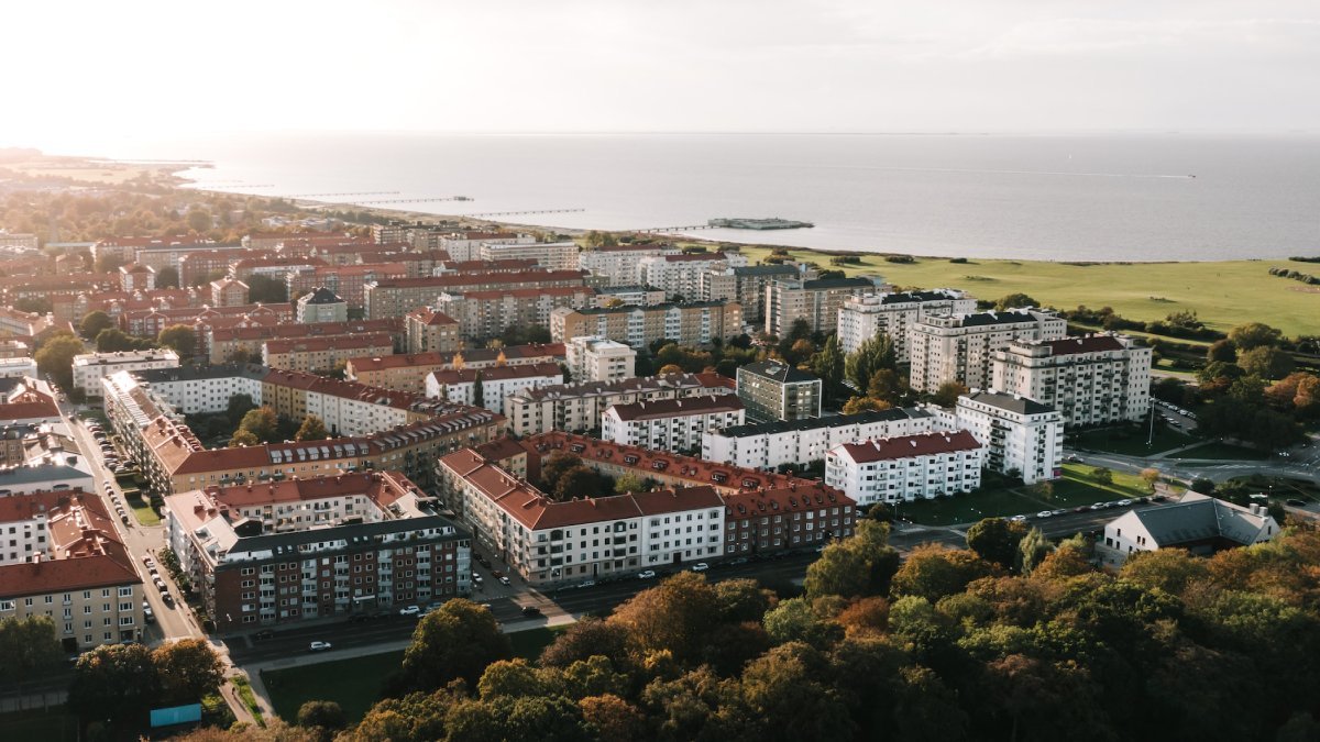 Vy över Malmö, hav i bakgrunden.