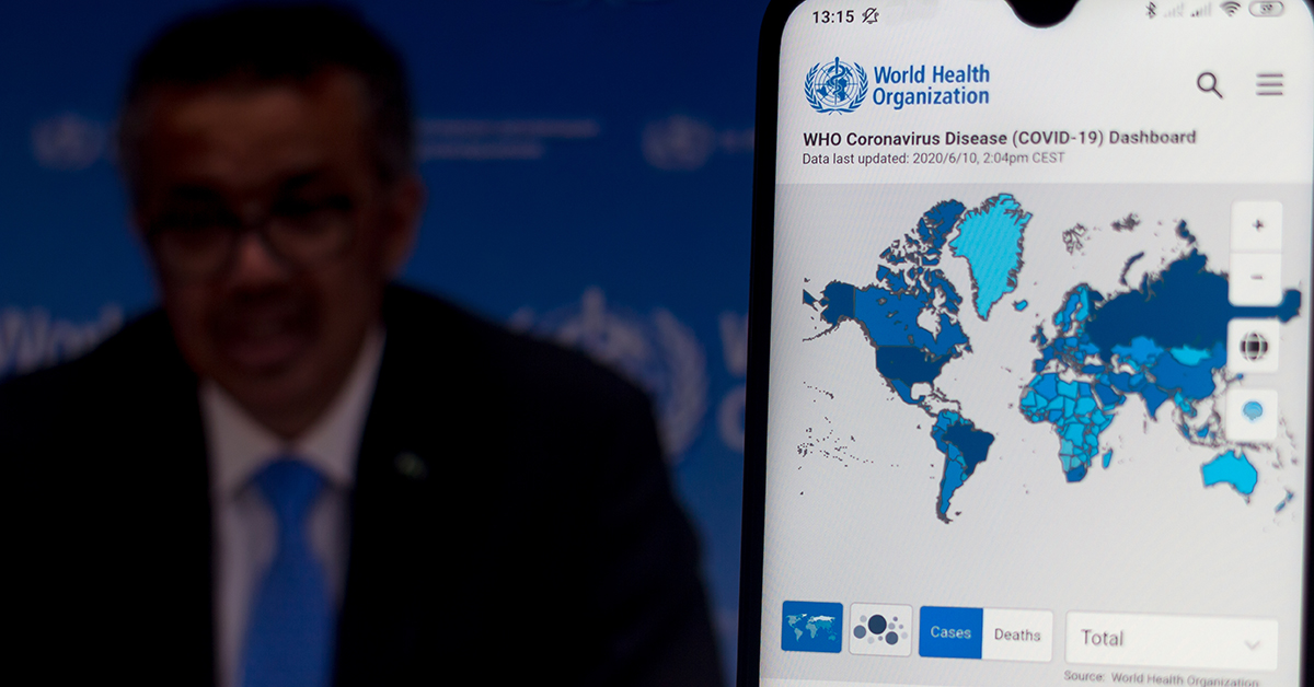 Tedros Adhanom Ghebreyesus, generaldirektör för Världshälsoorganisationen (WHO) kommenterar en bild som visar spridningen av covid-19 över världen.