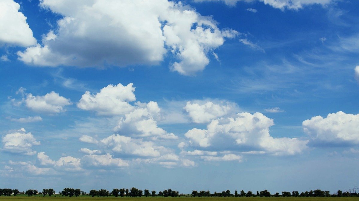 vita moln mot en blå himmel