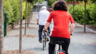 Två personer på cykeltur