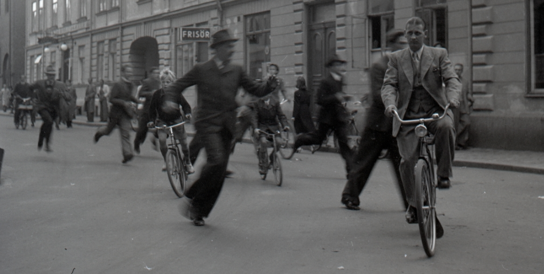 Människor springer och cyklar om varandra på en gata i Linköping.