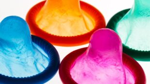 färgglada kondomer i närbild