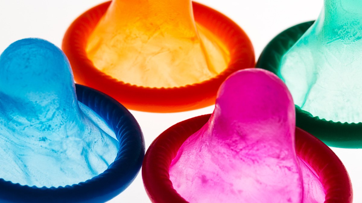 färgglada kondomer i närbild