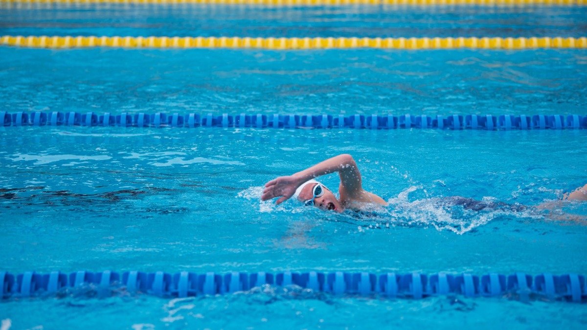 En person simmar i pool