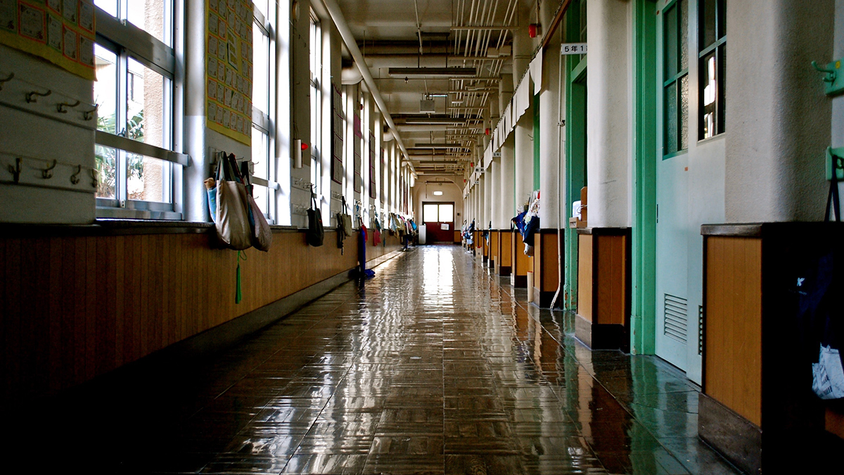 En tom skolkorridor.
