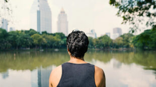 Man blickar ut över sjö i Central Park, New York