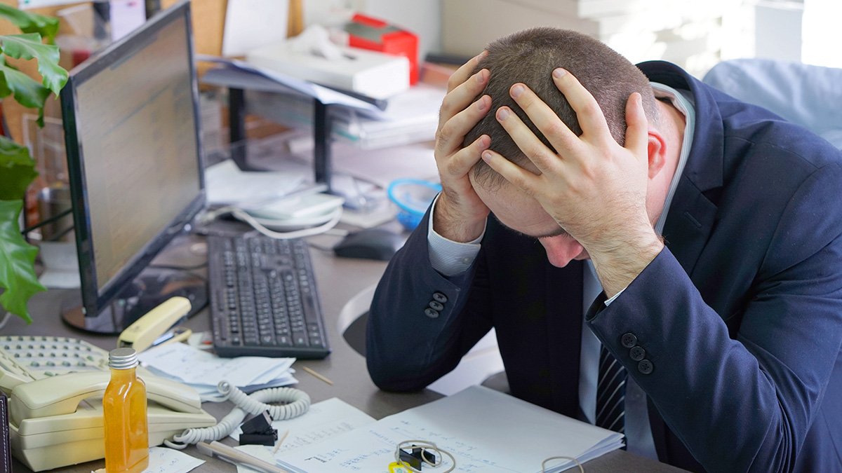 Stressad man på kontor