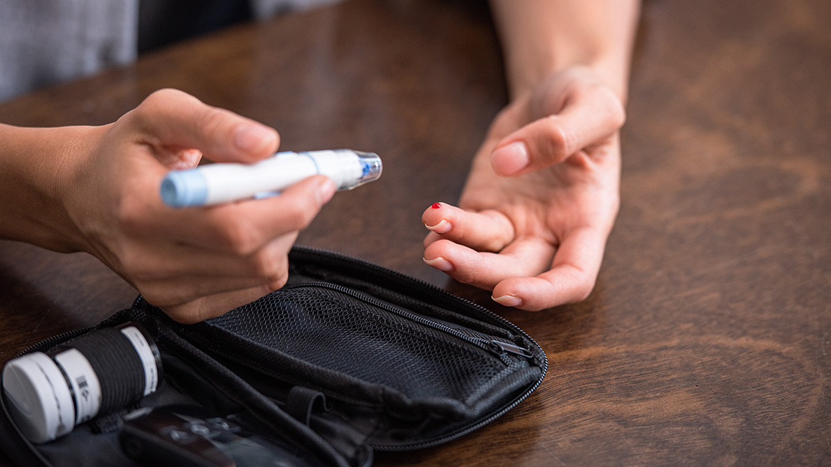 Person med diabetes kontrollerar sitt blodsocker.