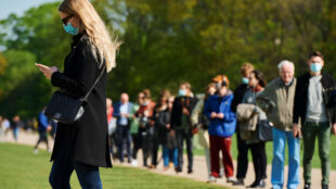 Personer står på kö för att vaccinera sig mot covid-19.