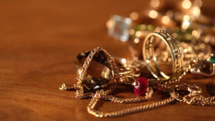 Samling smycken. Ringar och kedjor i guld.