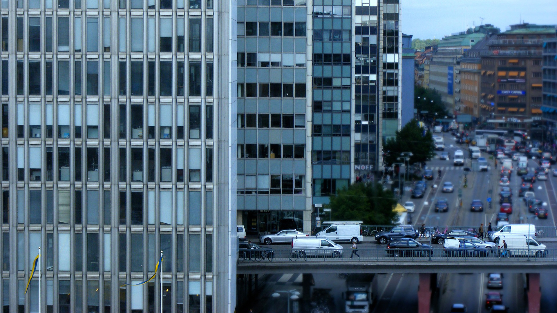 Hus bland trafikerade vägar