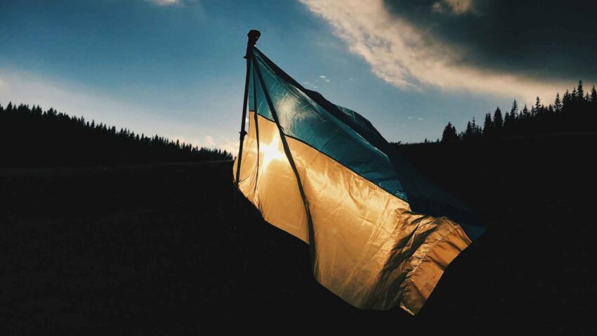 Ukrainas blå och gula flagga mot en blå himmel.