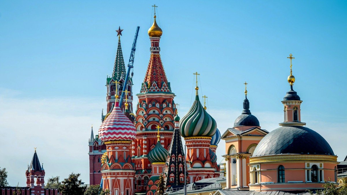 Fasaden på Kreml i Moskva, somartid, färglada torn.