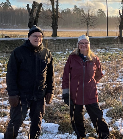 Per-Olof Lundquist och Anna Westerbergh bland sina fältförsök på Torsåker gård. Foto: Valentin Picasso.