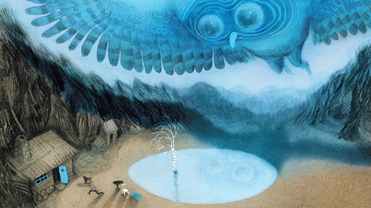 Illustration i en bok. En jättestor blå uggla tittar ned på marken där en människa springer iväg. Tecknad bild.
