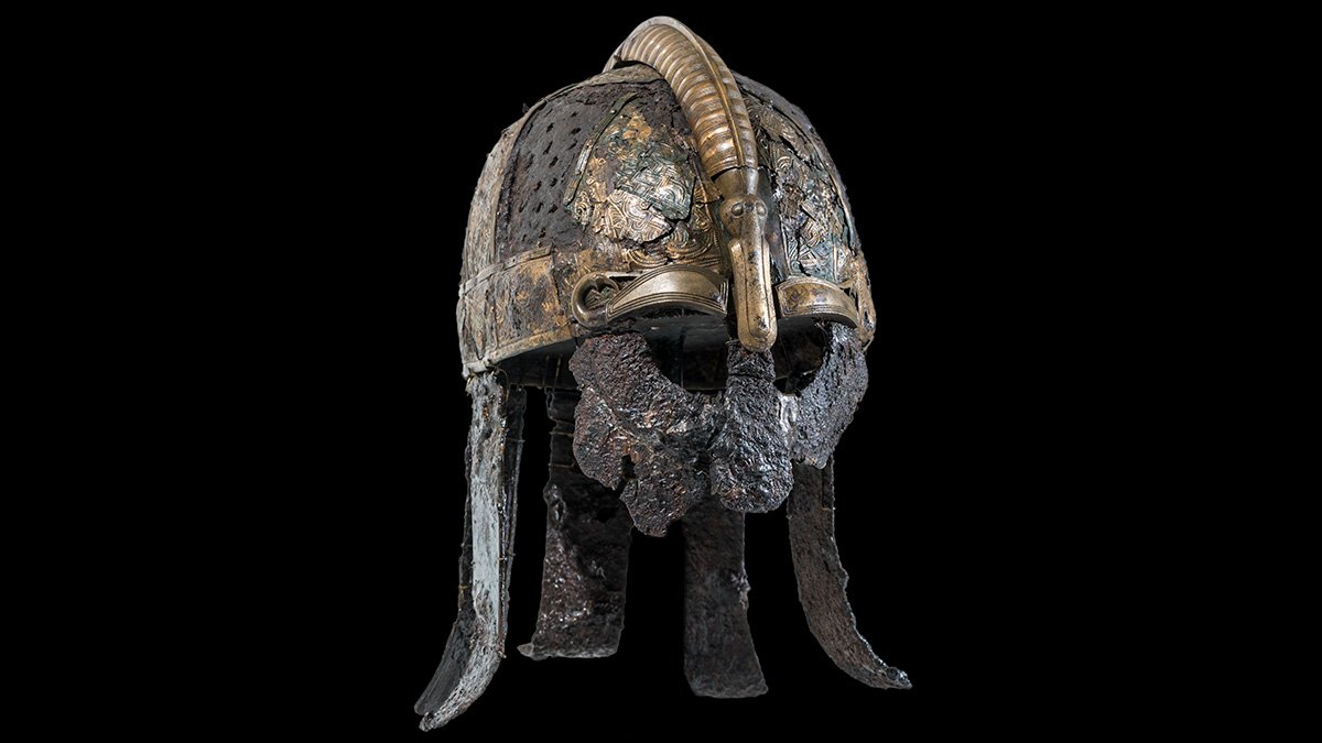 Vackert utsmyckad hjälm i brons med extra skydd för ögon och nacke.