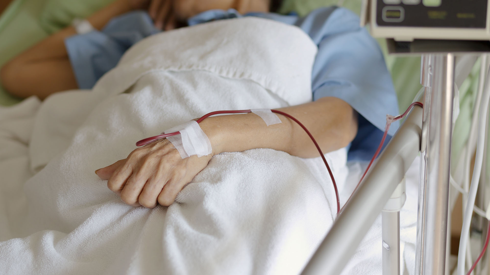 Patient får blodtransfusion på sjukhus.