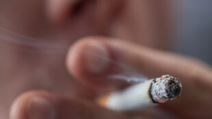 Närbild cigarettglöd och rök.