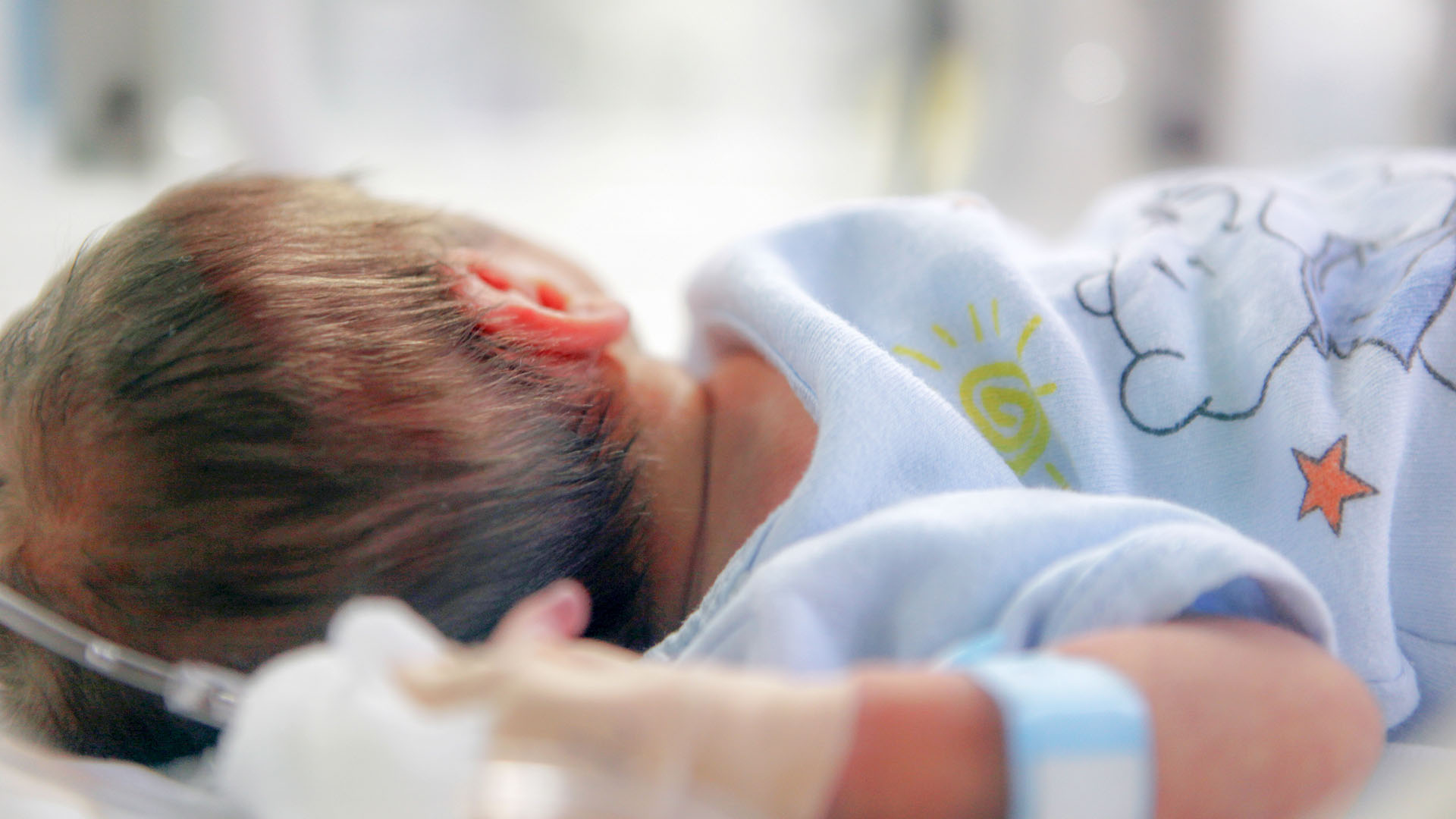 Nyfödd bebis på sjukhus.