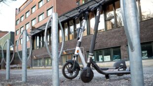 Två parkerade elsparkcyklar