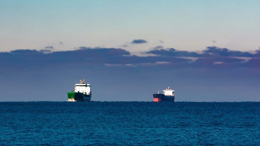 Två lastfartyg på lugnt hav