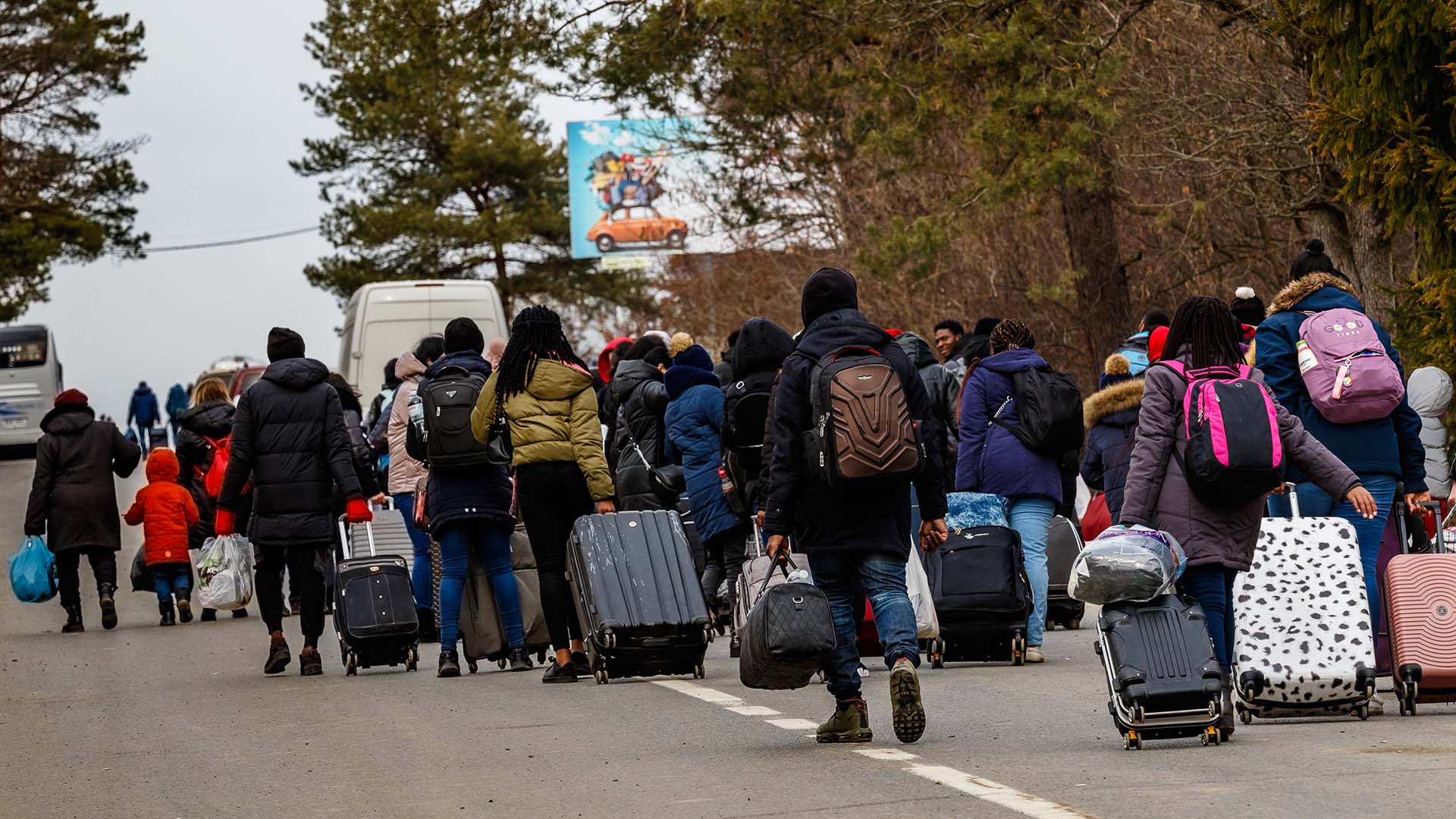 Människor med väskor flyr från Ukraina.