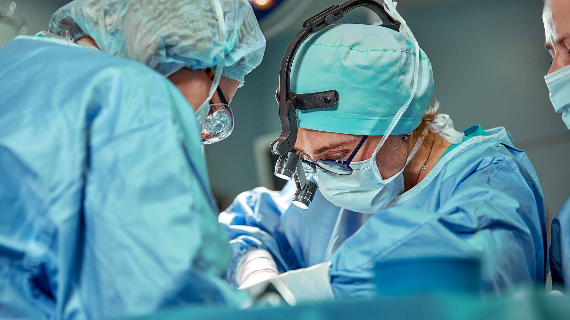 Tre kirurger under en operation.