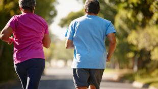 Man och kvinnar joggar tillsammans.