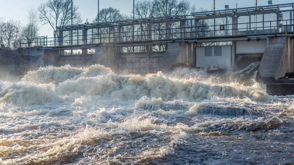 Skummande fors intill ett kraftverk