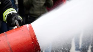 Stor slag som sprutar ut skum