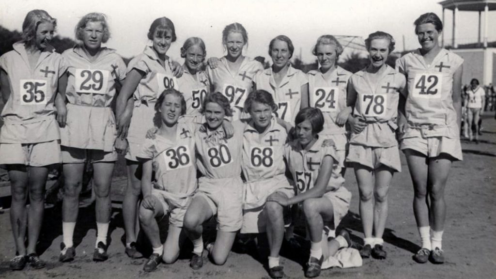 Gruppbild på 13 kvinnor i det svenska laget.