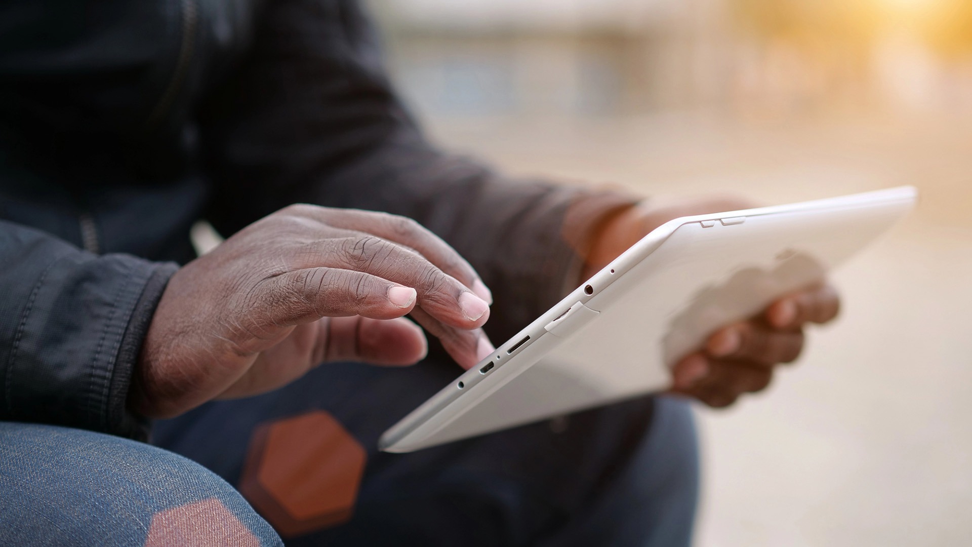 Man använder en läsplatta.